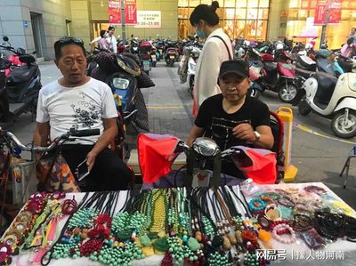 鄭州二七區(qū)“溫暖之家” 地?cái)偵系氖止に嚻?，每一件都藏著一個(gè)故事